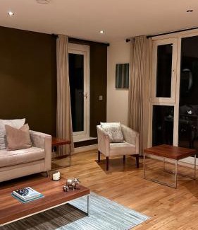Sands End Apartment | Comfortable & Well-Located 2 Bed Apartment in Chelsea
