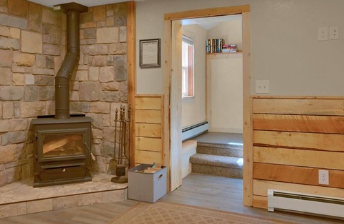 Florissant House | Comfortable, well-stocked cabin! Great Reviews!