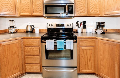 Post Falls House | Comfortably Quiet 3 Bedroom Condo, walking distance to shops
