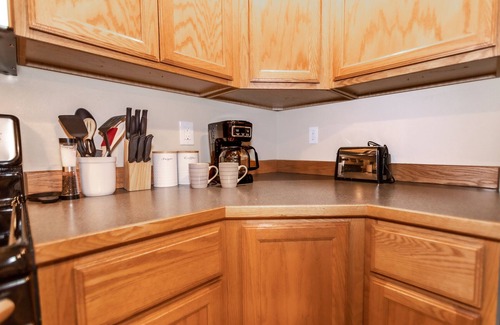 Post Falls House | Comfortably Quiet 3 Bedroom Condo, walking distance to shops