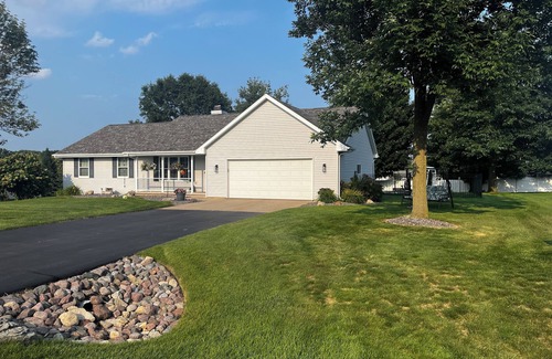 Suamico House | Comfortably sleeps 8-12 people well cared for home.