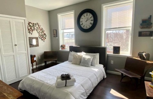 South Philadelphia Apartment | Comfortably Sleeps up to 14 - High Speed Wifi