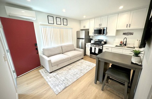 Burbank Apartment | Comfy 1 Bedroom Sanctuary in Charming Burbank