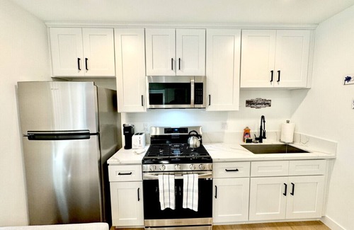Burbank Apartment | Comfy 1 Bedroom Sanctuary in Charming Burbank
