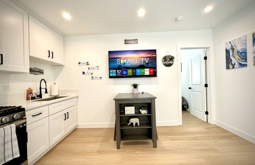 Burbank Apartment | Comfy 1 Bedroom Sanctuary in Charming Burbank