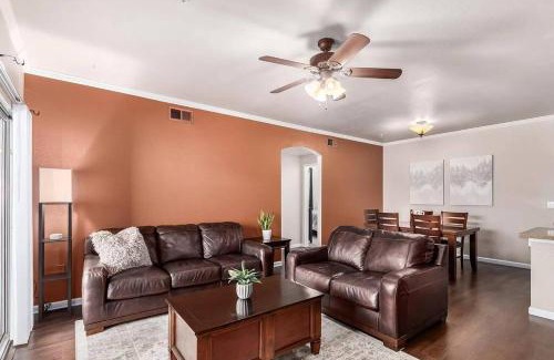 Camelback East Apartment | Comfy 2 bed 2 bath Phoenix Paradise with Pool and Gym