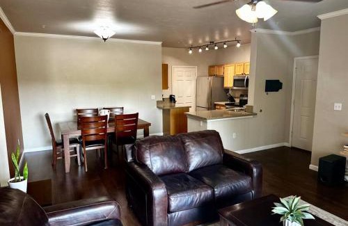 Camelback East Apartment | Comfy 2 bed 2 bath Phoenix Paradise with Pool and Gym