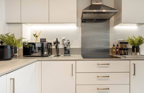 Dartford Apartment | COMFY 2 BEDROOM FLAT IN DARTFORD. 5 mins walk to train station and town centre