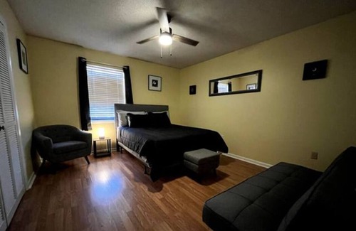 Warner Robins Condo | Comfy 2-BR Condo/3.mi from Aviation Museum