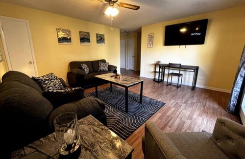 Warner Robins Condo | Comfy 2-BR Condo/3.mi from Aviation Museum