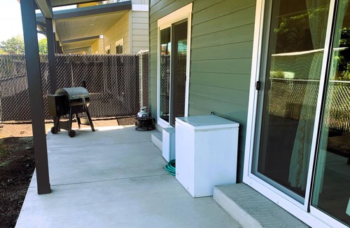 Springfield House | Comfy 2b/1ba minutes from Eugene! Pets Welcome.