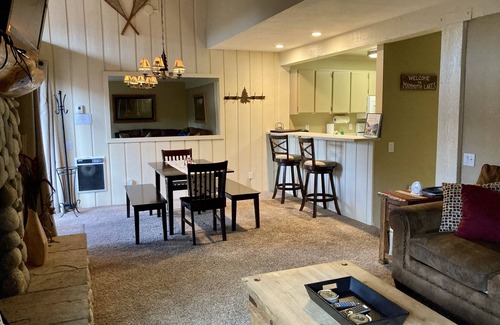 Mammoth Lakes Condo | ❤Comfy 2BD/2BA Condo❤WALK TO LIFTS👉Near Canyon Lodge❄Slps 6🐶Pets OK