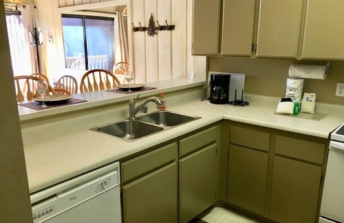 Mammoth Lakes Condo | ❤Comfy 2BD/2BA Condo❤WALK TO LIFTS👉Near Canyon Lodge❄Slps 6🐶Pets OK