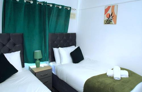 Birmingham Apartment | Comfy 2nd Home stays Erdington-Birmingham Retreat - Sleeps 5-6 - Free Parking - Superfast WiFi - Ideal for Contractors - Group - Long Stays