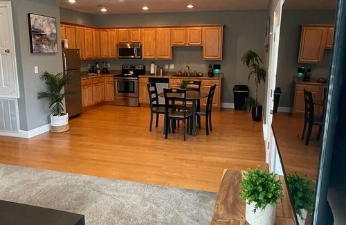 Kreole Apartment | Comfy 3 Kings 2 Baths 4 TVs Balcony Self Check-in