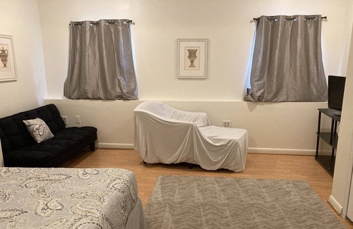 Jefferson Manor House | Comfy 3br home. Lots of parking. Miles to DC, Old Town, Nat’l Harbor, Arlington!