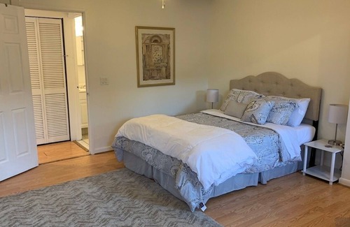 Jefferson Manor House | Comfy 3br home. Lots of parking. Miles to DC, Old Town, Nat’l Harbor, Arlington!
