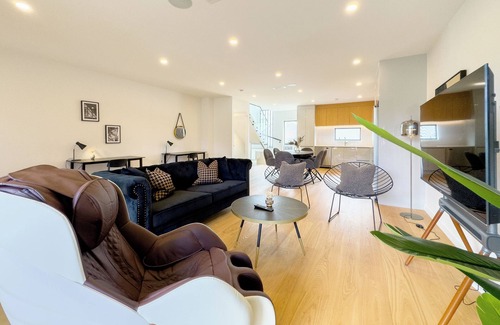 Epsom House | Comfy 4 Bedrooms Retreat with Garage in Epsom