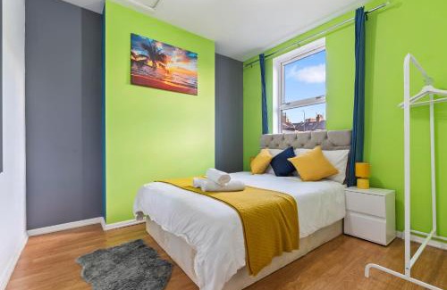 Ferndale House | Comfy 4BR House close to Subway