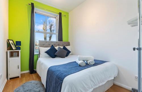 Ferndale House | Comfy 4BR House close to Subway