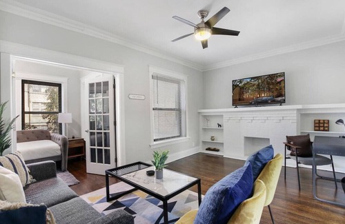East Albany Park Apartment | Comfy and Chic 2BR Apt close to Shops