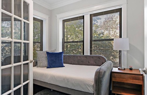 East Albany Park Apartment | Comfy and Chic 2BR Apt close to Shops