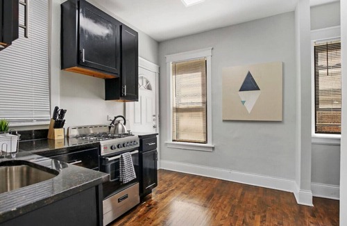 East Albany Park Apartment | Comfy and Chic 2BR Apt close to Shops