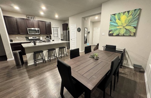 San Antonio House | Comfy and Convenient San Antonio Family Get Away! Pets Welcome