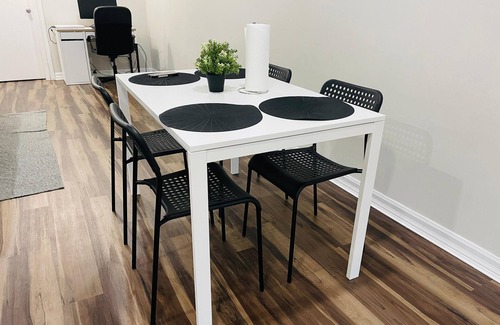 Kitchener House | Comfy and cozy place centrally located in Kitchener close to various amenities