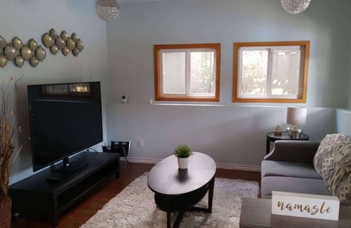 Dundarave House | comfy and sweet 2 bedrooms suite, close to ocean.
