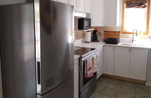 Dundarave House | comfy and sweet 2 bedrooms suite, close to ocean.