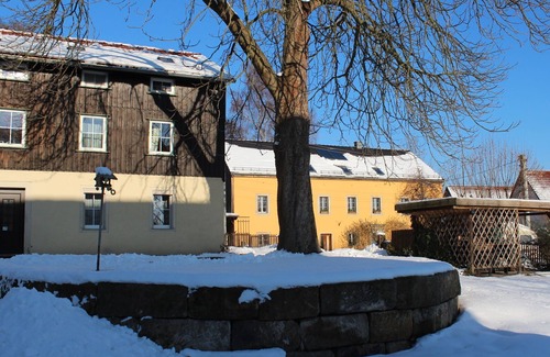 Weißig Apartment | Comfy Apartment in Weißig with Garden