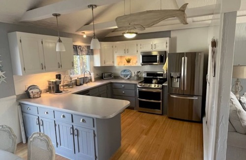 South Yarmouth House | Comfy Bright Home with WiFi,Cable & Kitchen,near Shopping, Restaurants & Beaches