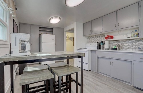 Arvada House | Comfy bungalow and fast Wi-Fi!