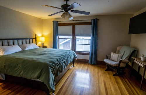 College Hill House | Comfy bungalow in historic College Hill neighborhood, near restaurants and more