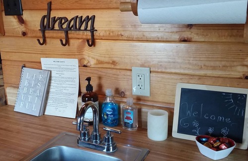 Williams Cabin | Comfy cabin for two close to Grand Canyon and many Northern Arizona attractions