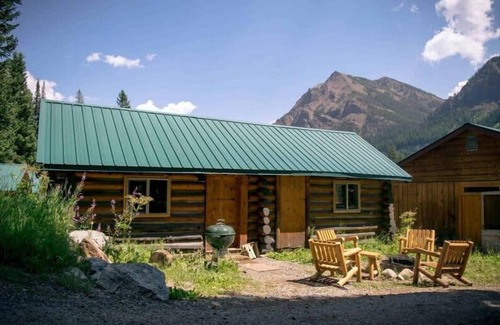 Cooke City-Silver Gate Cabin | Comfy cabin is situated on the Silver Gate property which overlooks 10,000ft tall mountain peaks surrounding the town.