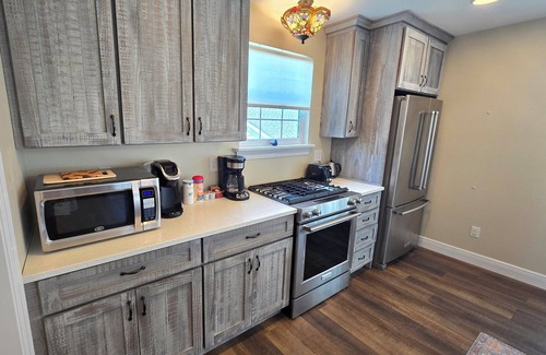 East Hill House | Comfy carriage house close to everything!