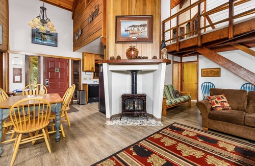 Alyeska Ski Chalet | Comfy chalet with private hot tub, 2 fireplaces - near trails & slopes, dogs OK