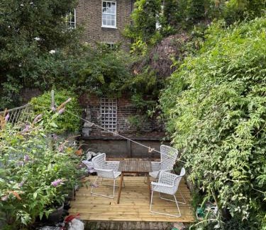Camden Town with Primrose Hill Apartment | Comfy child/dog friendly garden flat heart Camden