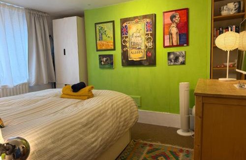 Camden Town with Primrose Hill Apartment | Comfy child/dog friendly garden flat heart Camden