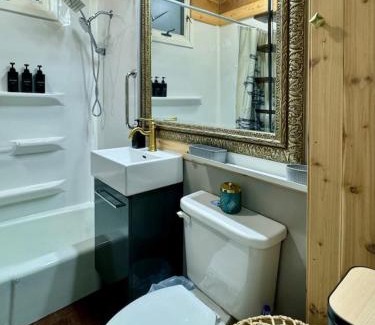 Observation Hill House | Comfy, Close to Downtown with Lake & Lift Bridge Views