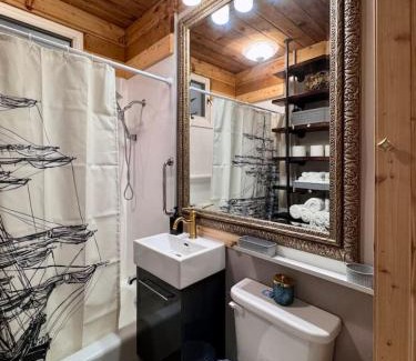 Observation Hill House | Comfy, Close to Downtown with Lake & Lift Bridge Views
