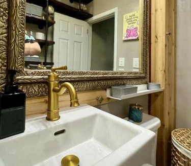 Observation Hill House | Comfy, Close to Downtown with Lake & Lift Bridge Views