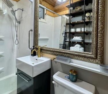 Observation Hill House | Comfy, Close to Downtown with Lake & Lift Bridge Views
