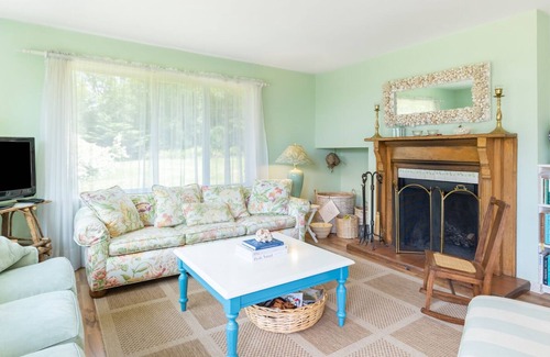 Freeland Cottage | Comfy Coastal Cottage - Bright and Cheerful