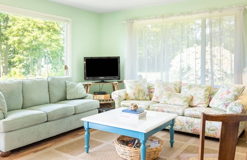 Freeland Cottage | Comfy Coastal Cottage - Bright and Cheerful