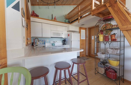 Kill Devil Hills Condo | Comfy Condo in Great Location. Close to Beach, Restaurants & Shops