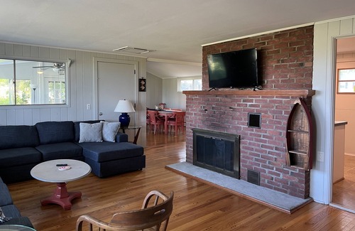 Clinton House | Comfy cottage with sunrise marsh views - 5 minute walk to private beach