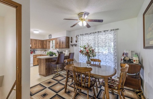 Farmington House | Comfy Country home. Pet friendly, 5 bedrooms, AC, WIFI, just outside Farmington